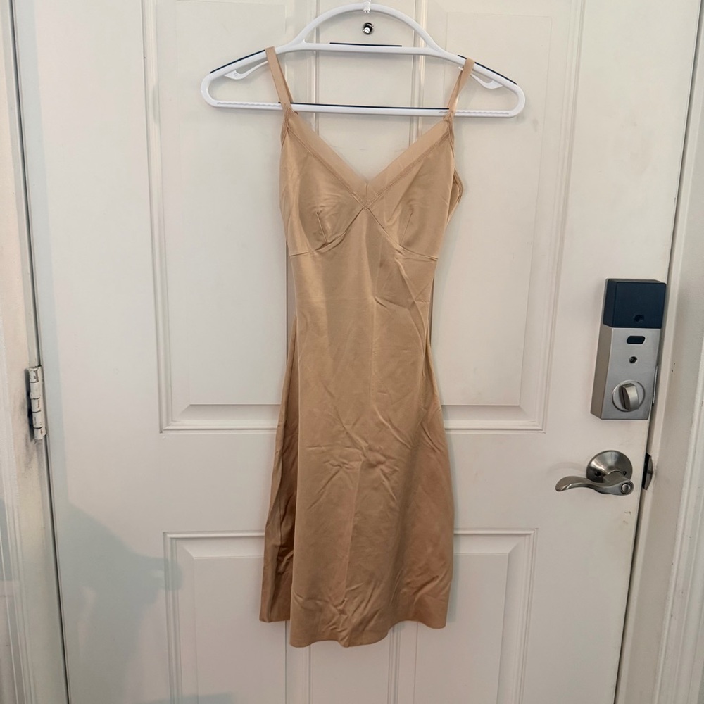 SPANX Slimplicity Chemise Slip S | Tan Smooth Firm Compression